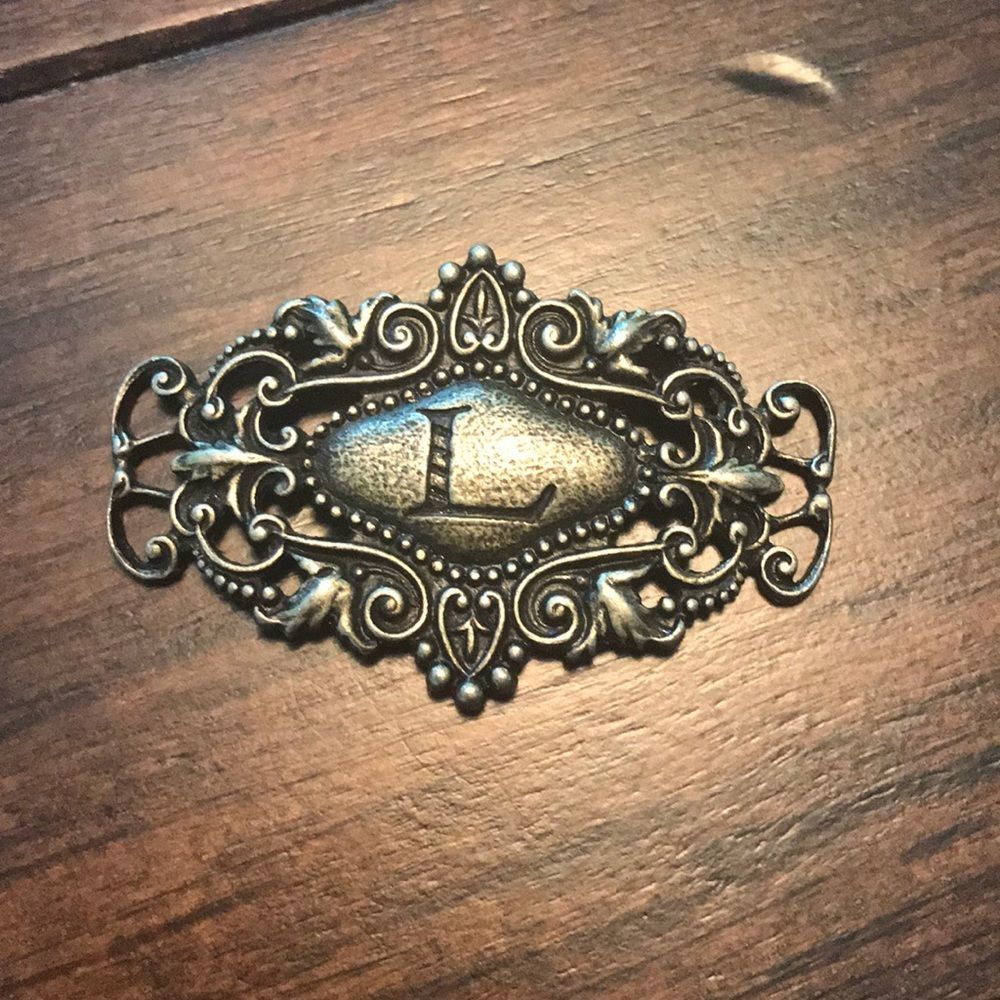 NWOT Lenny & Eva “L” initial sentiment plaque